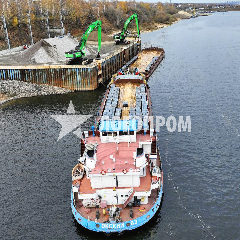 Паузка судов, следующих вверх по Волге через Городецкий гидроузел