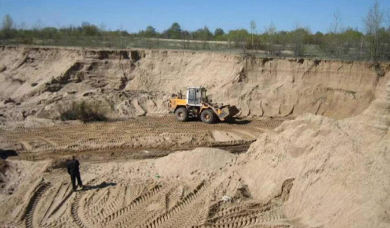 Песчаный карьер разработанный