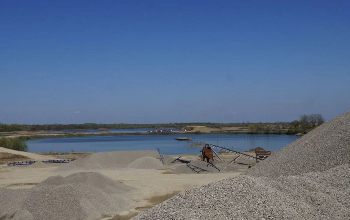 Действующий карьер с оборудованием