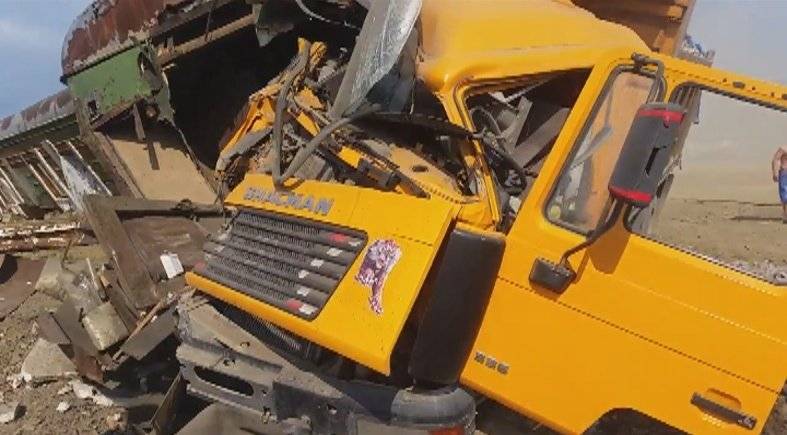 Старый разбитый вагончик пострадал 