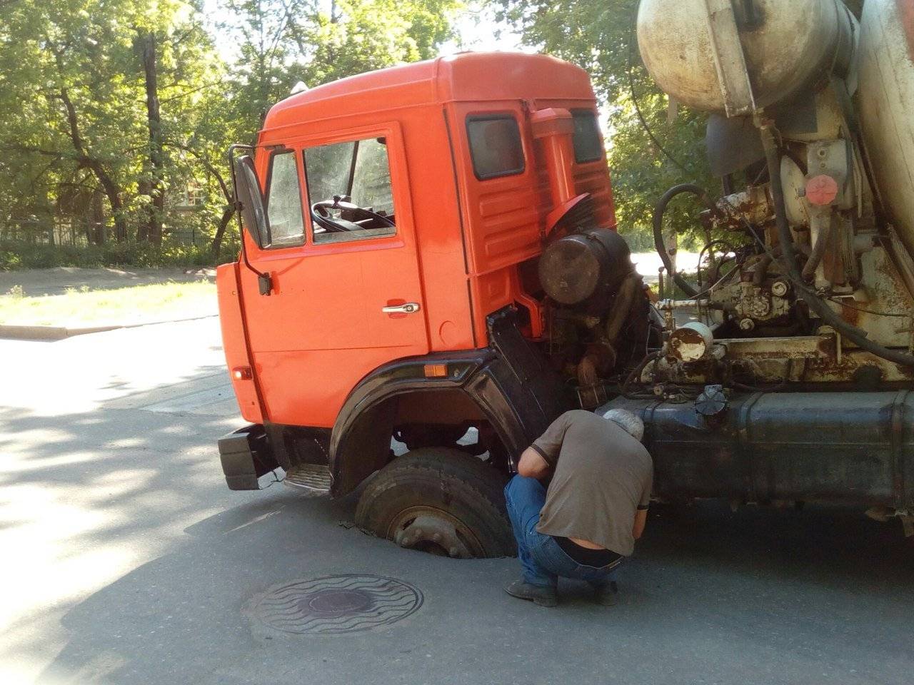 Бетономешалка ушла под асфальт 