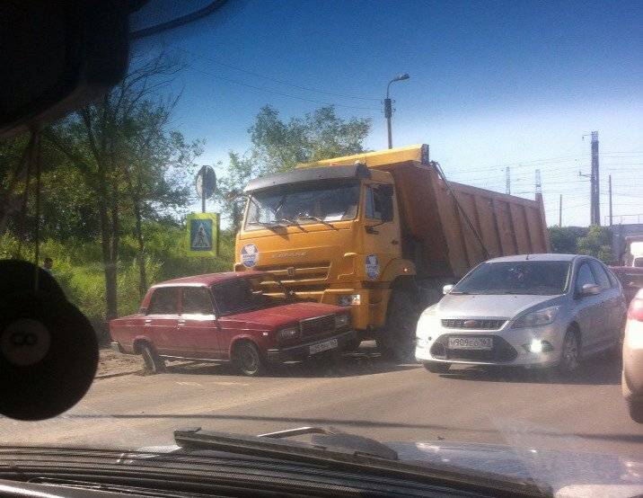 Мордой утащил на встречку 