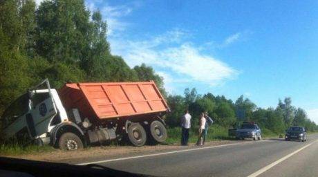 КАМаз подрезал легковушку 