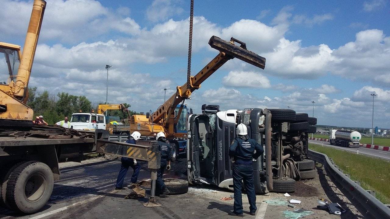 Не справился и врезался в отбойник. 