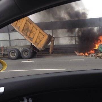 Горящий груз сгрузил его на обочине 