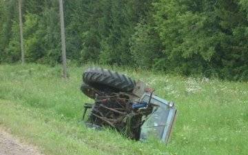 По необъяснимой причине съехал в кювет 