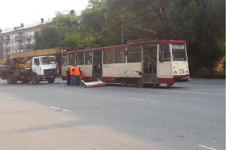 Автокран встретил трамвай 