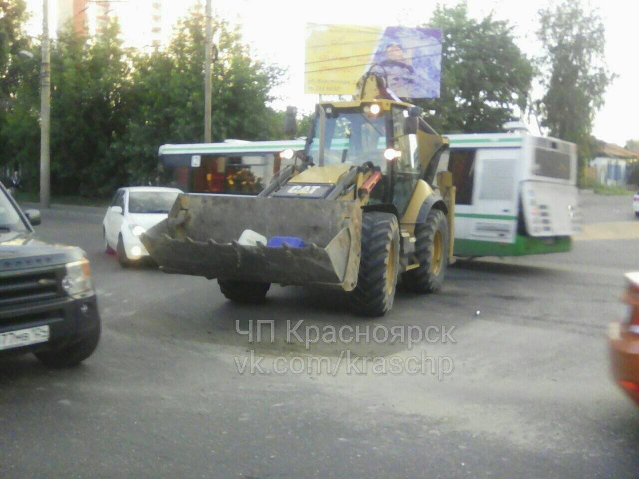 Видео трактор таранит 