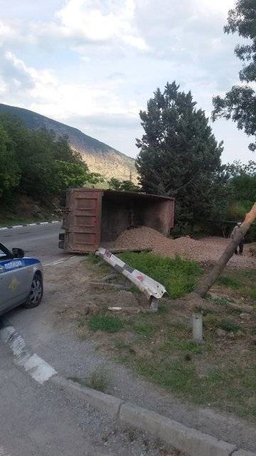 Щебень по всей дороге в Гурзуфе 