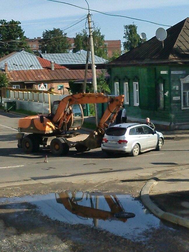 Экскаватор ехал по второстепенной 