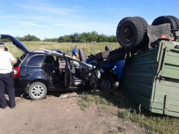 Водитель Калины зацепил самосвал 