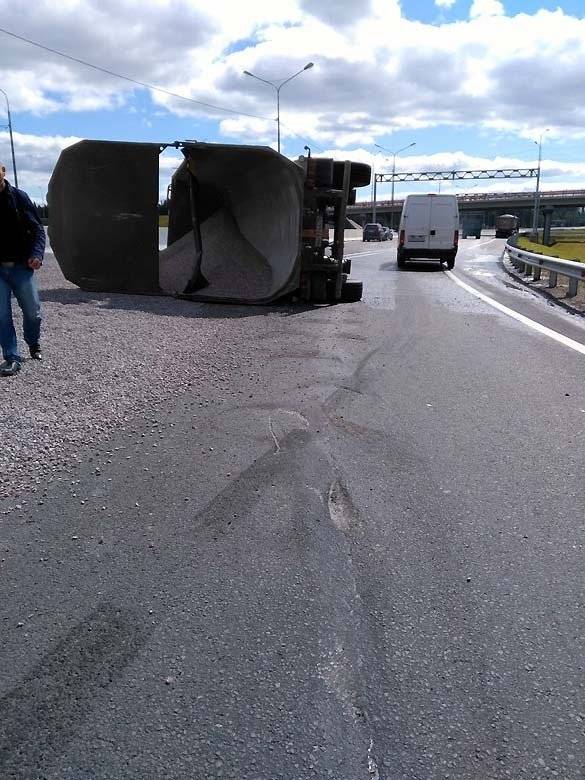 Щебень по всей дороге 