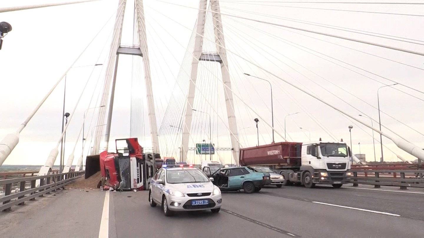 Прилег и рассыпал песок 