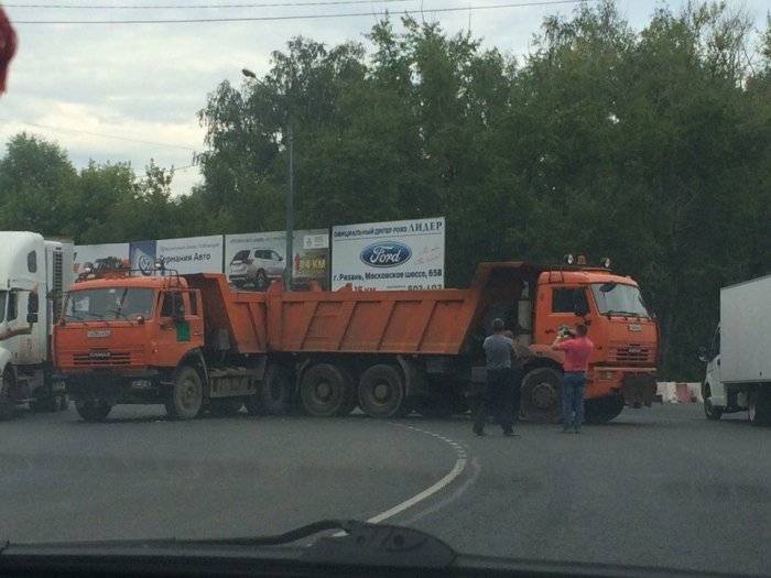 Встретились 2-е на дороге ... 