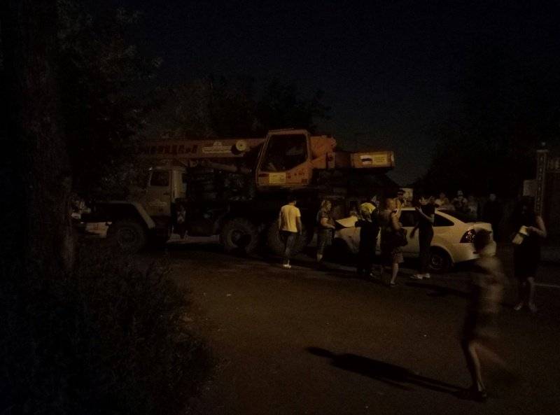 Бросила машину посреди дороги и ушла спать. 