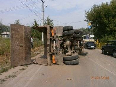 Молодой горячий въехал в КАМАЗ 