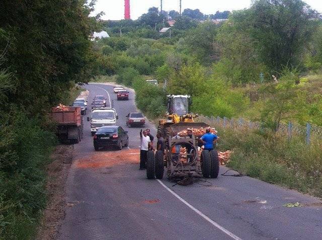 Камаз со скрипом тащил целую гору кирпичей и ... 