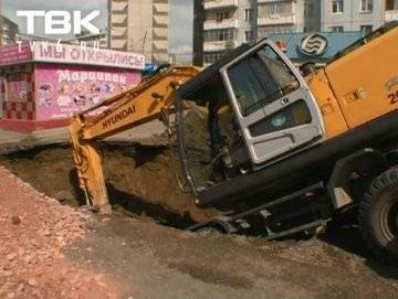 Водой размыло грунт под тонким асфальтом ... 