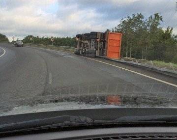 Вылетел в отбойник и упал ... 