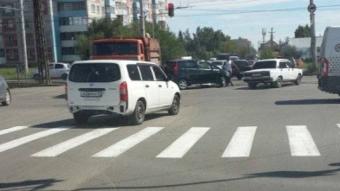 Зацепились на перекрестке ... 