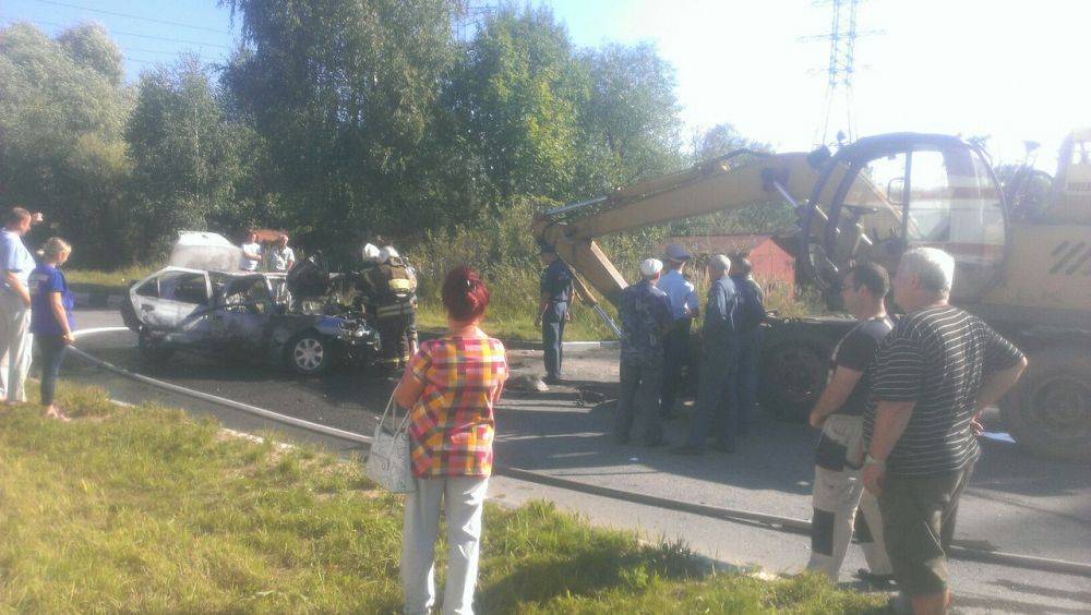 Экскаватор медленно ехал по своей полосе... 