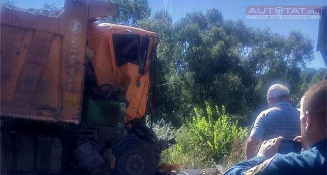 Товарняк на путях ждал своего часа ... 