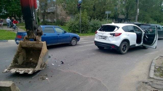 Экскаватор протаранил Мазду CX5 