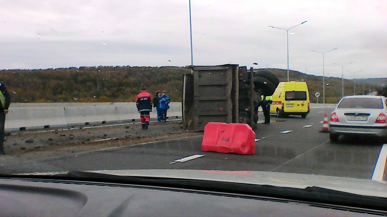 Самосвал перевернулся 