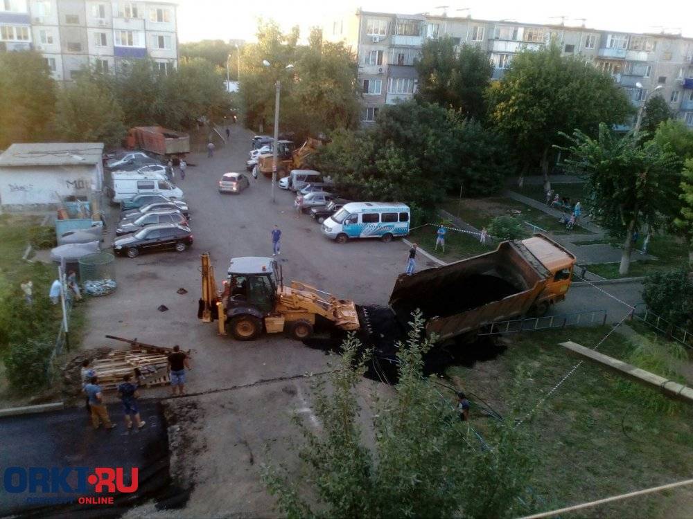 Самосвал провалился под асфальт 