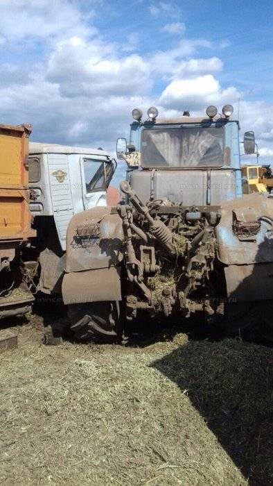 Самосвал врезался в трактор 