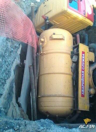 Зил попал в яму 