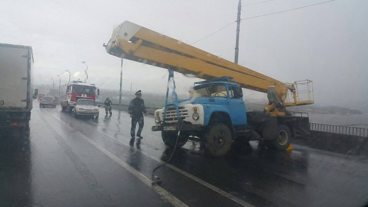 Автокран упал 