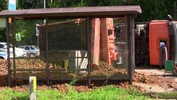 Самосвал опрокинулся в Москве 