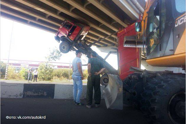 Самосвал зацепил мост 