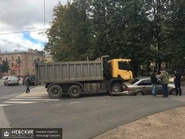 Самосвал врезался в форд на ул. Савушкина 