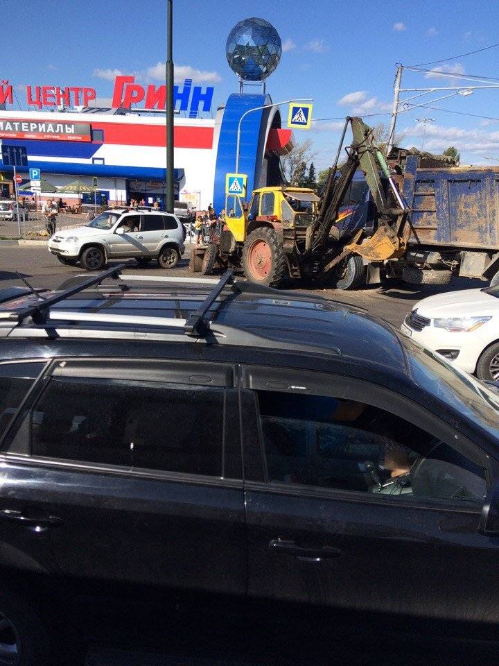 Трактор подрезал самосвал 