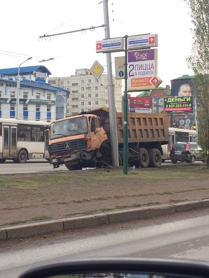 Самосвал врезался в дорожный знак 
