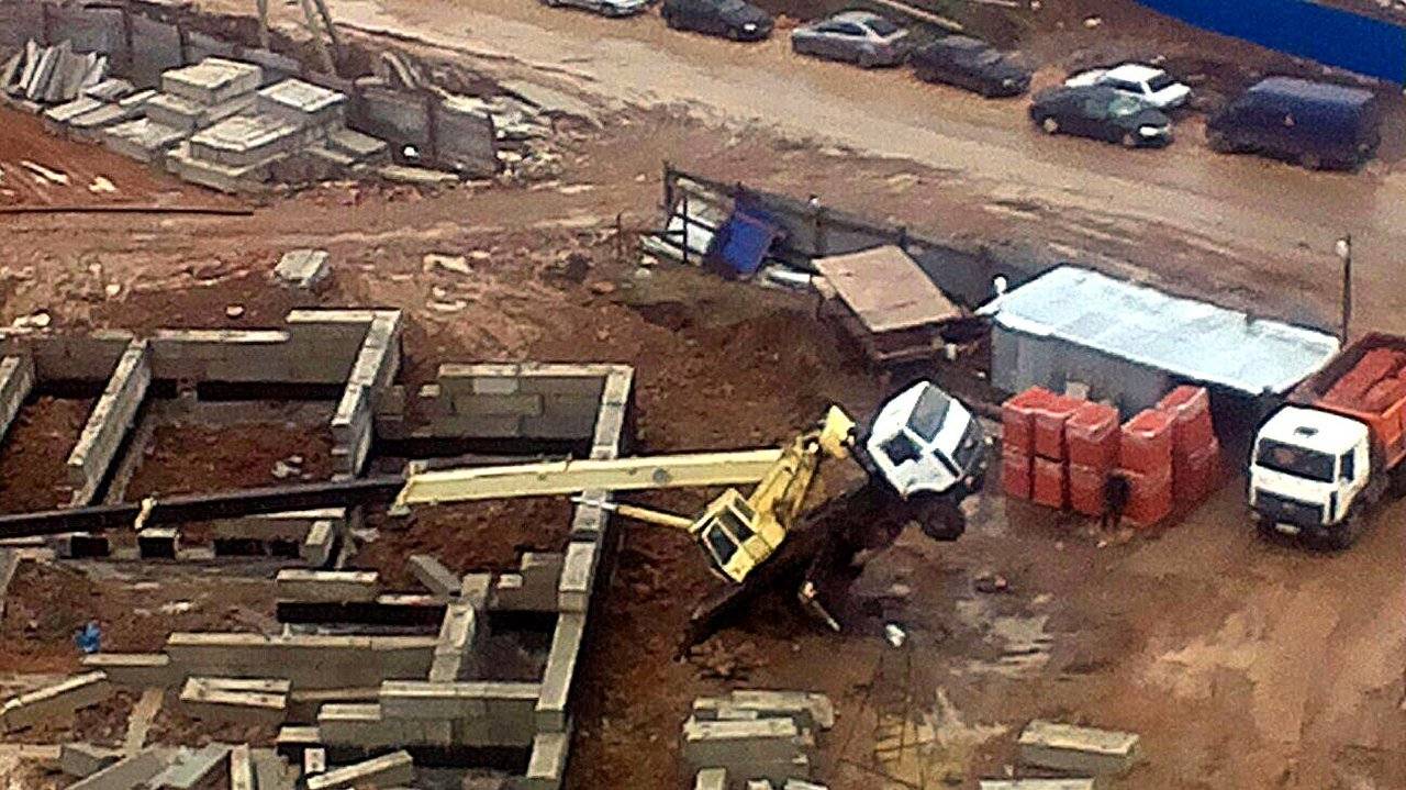 Автокран упал на стройке 