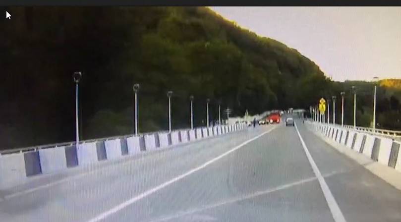 Пытался броситься под КАМАЗ 