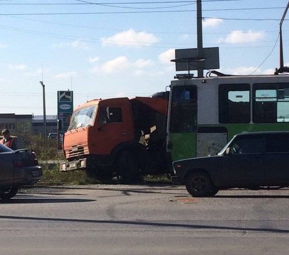 Столкновение трамвая и самослвала 