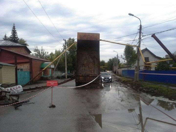 Самосвал снес столб и газовую трубу 