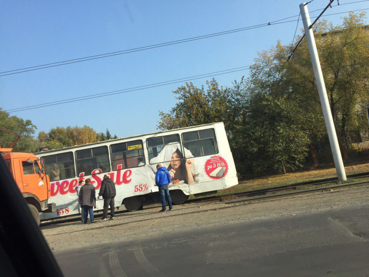 Самосвал въехал в трамвай 