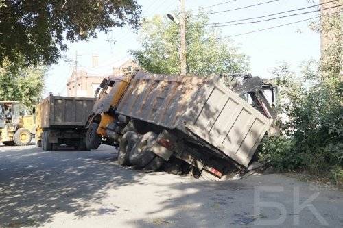 Самосвал провалился под землю 