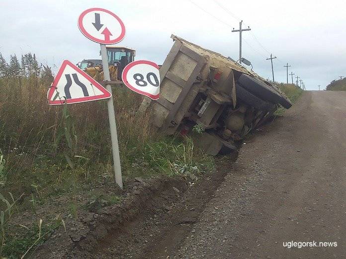Груженый самосвал съехал в кювет 