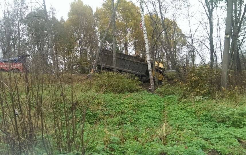 Самосвал съехал в кювет 