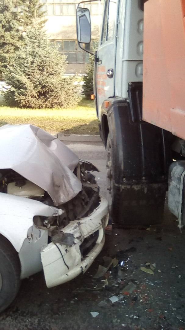 ДТП самосвал КАМАЗ и легковушка 