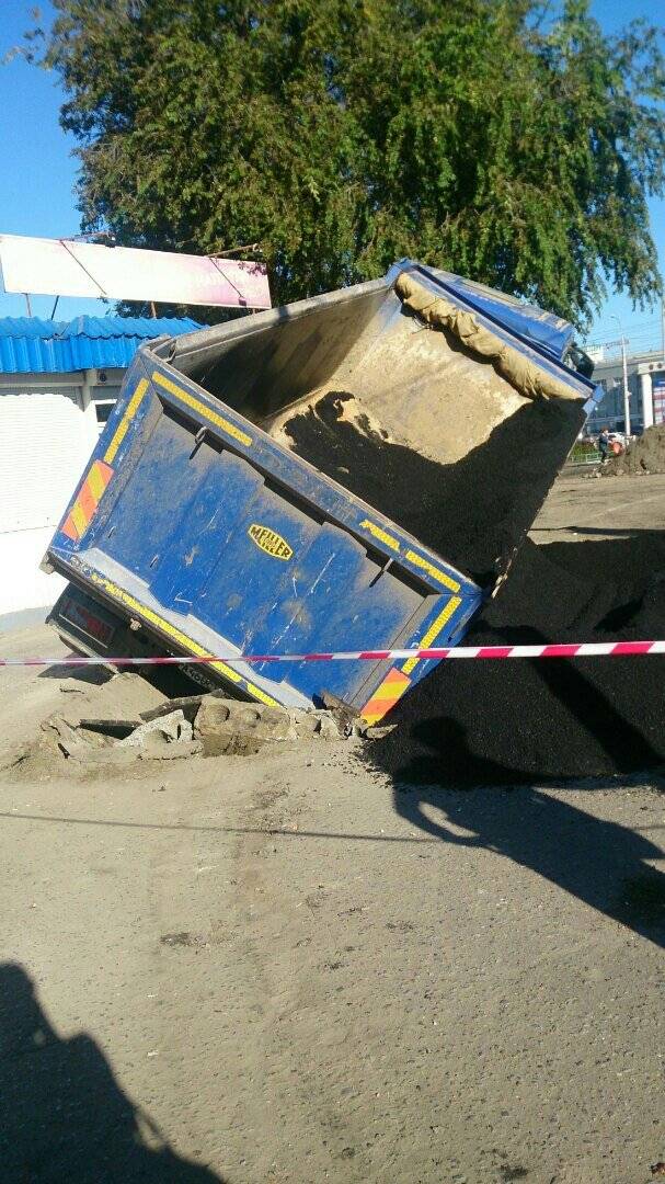 Самосвал MAN провалился в теплотрассу 