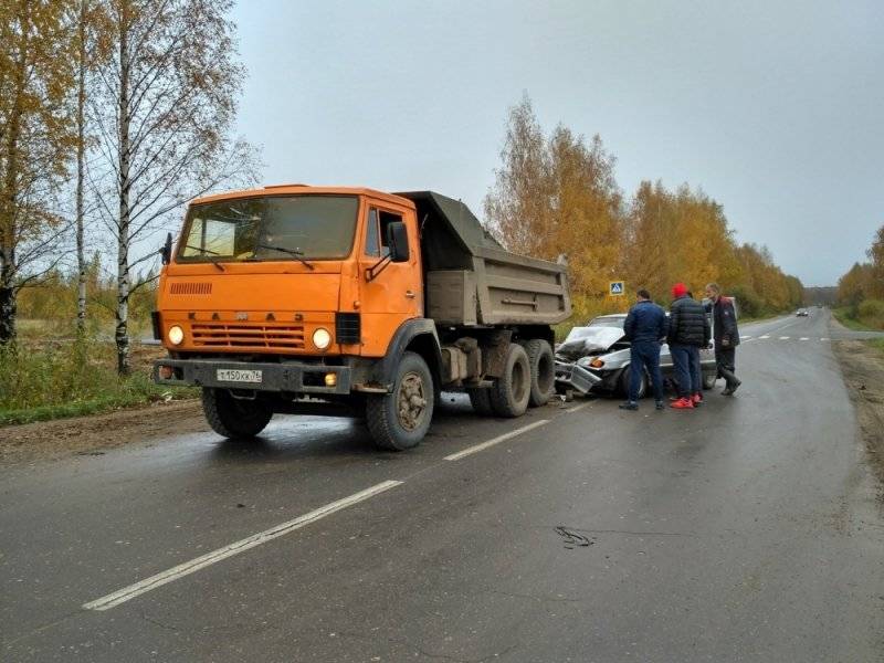 Жигули въехали в КАМАЗ 