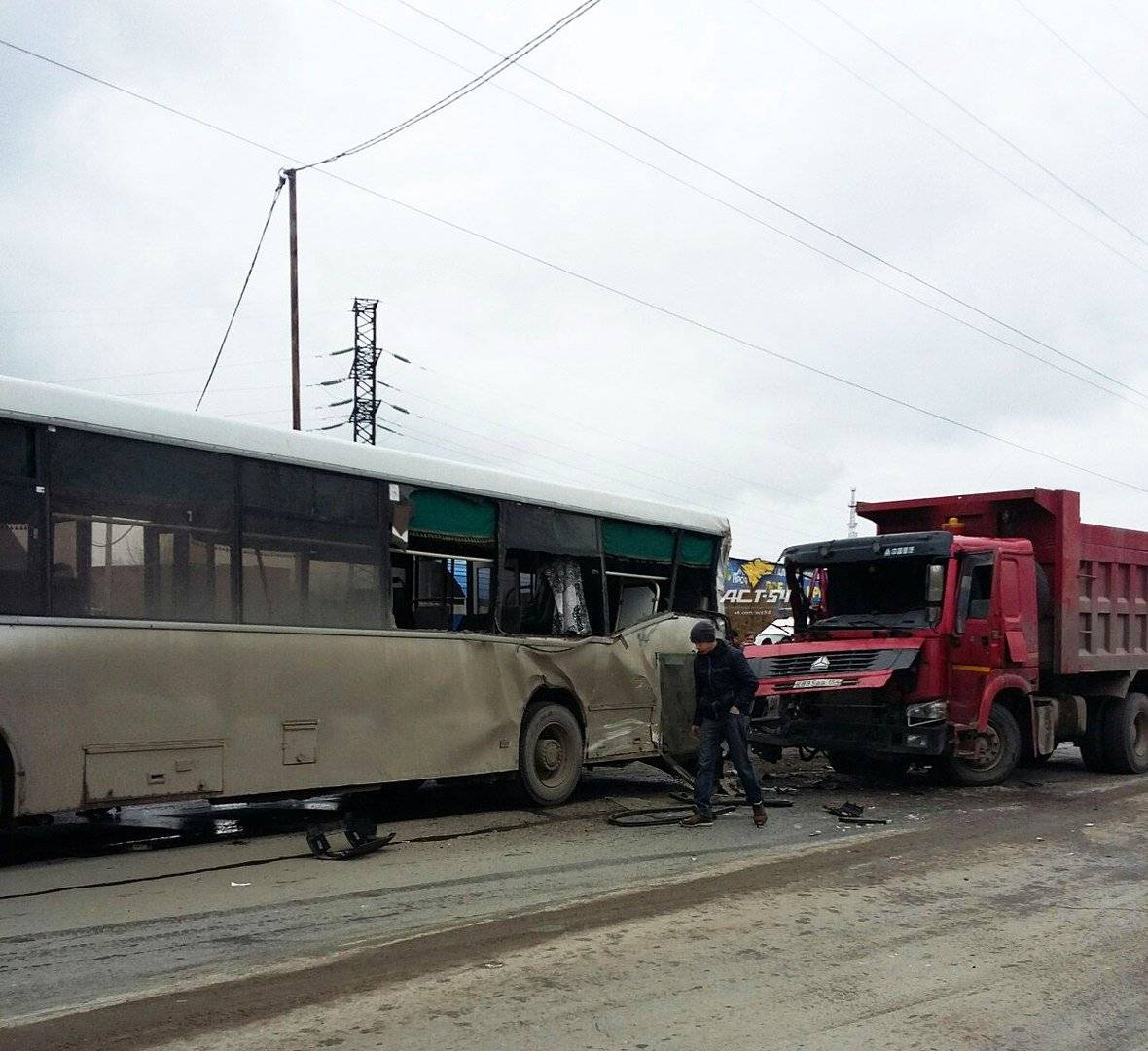 Самосвал и автобус попали в ДТП 