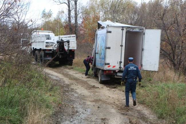 Вытащили грузовик из канавы 